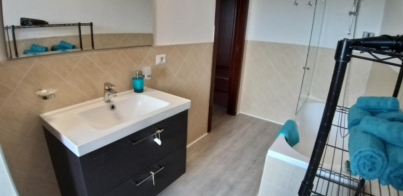 Casa Rosy - Stanza Privata Con Bagno Esclusivo E Parcheggio Gratuito Lejlighed Porto Torres Eksteriør billede